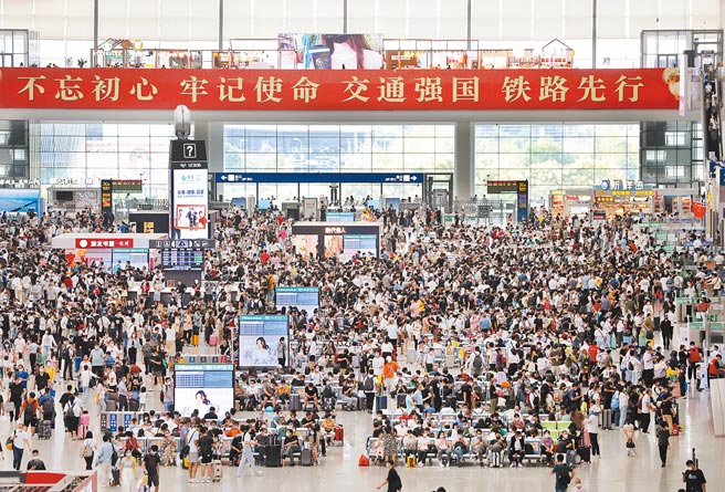 大陆十一长假昨日结束，各地迎来返程高峰。图为上海虹桥车站挤满人潮。（新华社）