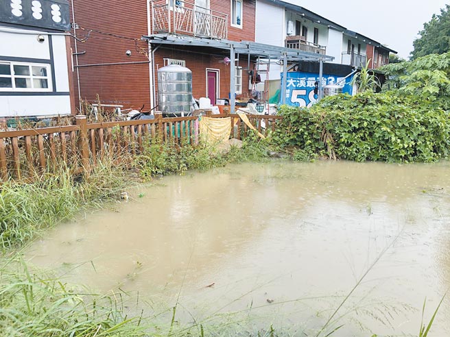 三峡原住民文化园区滞洪池杂草丛生，每逢大雨水位满涨，原民局计画在12日进场施工，将滞洪池挖深改善。（新北市议员杨春妹提供／蔡雯如新北传真）