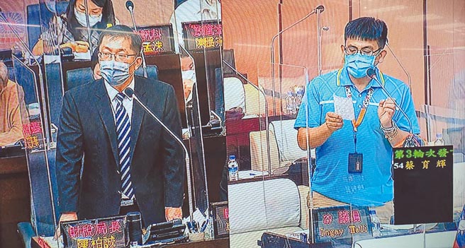 台南市議員穎艾達利（右）質詢打房政策，財稅局長陳柏誠（左）爆出台南市2大房東各擁78戶。（程炳璋攝）