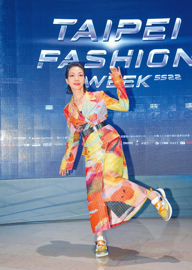 萬芳為Austin.W走上伸展台，以戲劇性的肢體動作傳達人與世界溝通時的障礙。（羅永銘攝）