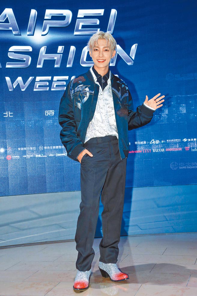 炎亞綸身穿夏姿黑色套裝搭配閃亮鞋款，出席臺北時裝週開幕秀。（羅永銘攝）
