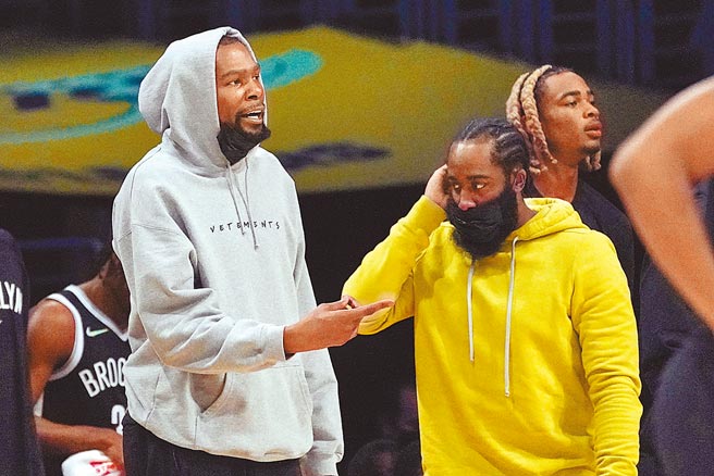 籃網厄文不打疫苗，老大杜蘭特（左）很頭痛。（美聯社）