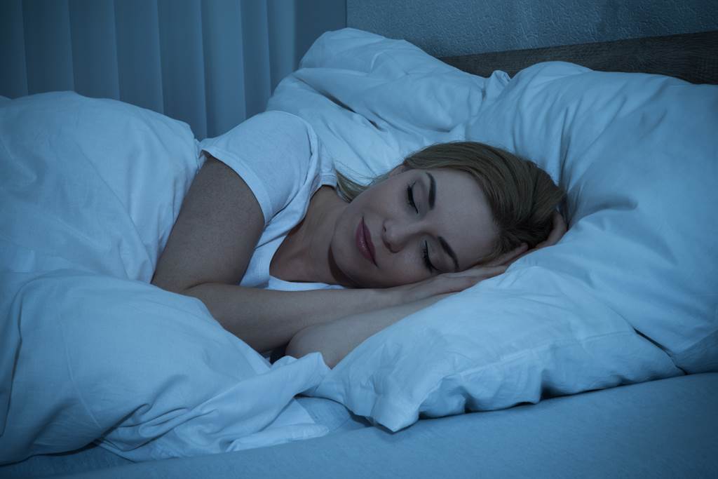 睡眠專家指出，倒頭就睡並不是好事，反而可能代表嚴重的睡眠不足。(示意圖/達志影像)