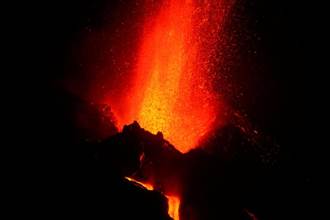 西班牙拉帕馬島火山續噴發 熔岩再吞沒4建築