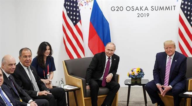 俄羅斯女翻譯官達里婭．波雅斯卡婭在2019年6月日本大阪G20集團峰會上，為俄總統普丁與美總統川普的會談擔任翻譯。（圖／美聯社）