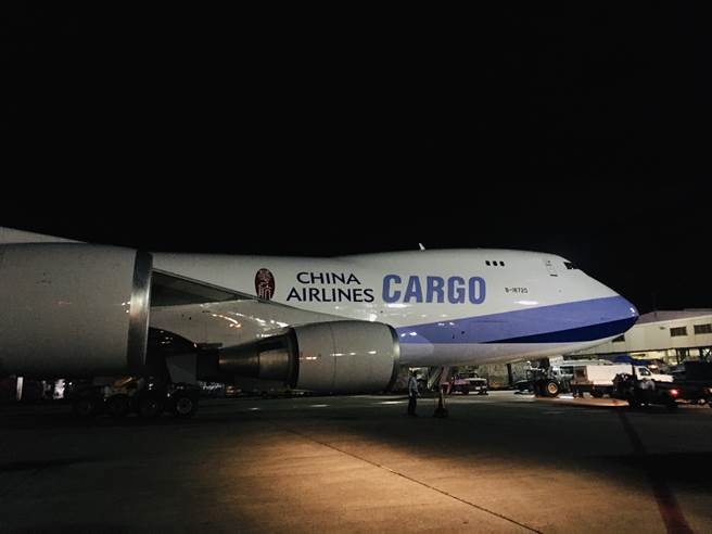 載運疫苗的華航貨機抵達桃園機場。（范揚光攝）