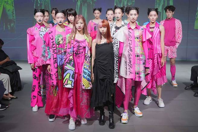 阿部玛利亚（第一排左一）与设计师王子欣（第一排左二）与模特们一同谢幕。（臺北时装周提供）