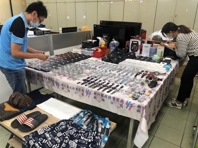 新竹縣林姓、李姓男子竊取娃娃機店商品，又寄賣在跳蚤商店，警方循線查獲時，發現大量證物。（翻攝照片）