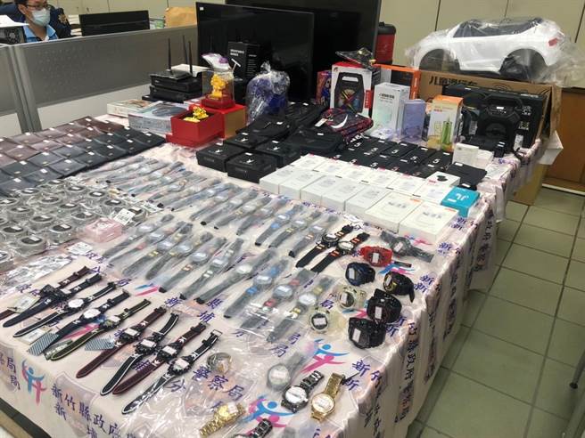 新竹縣林姓、李姓男子竊取娃娃機店商品，又寄賣在跳蚤商店，警方循線查獲時，發現大量證物。（翻攝照片）
