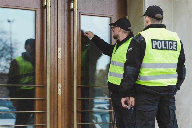 男网友分享，日前在家睡觉，遇上警察持搜索票进他家搜索。（示意图／Shutterstock）