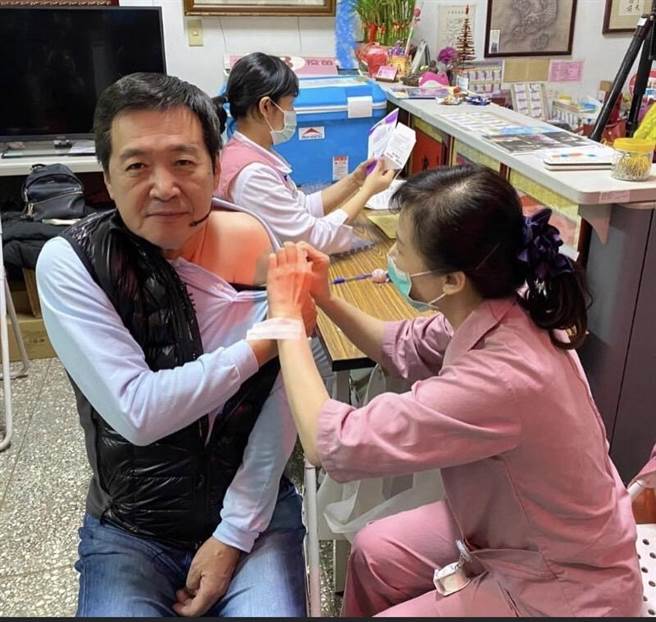 立委费鸿泰接种疫苗，也顺势推出Q版贴图「打疫苗没」 。（费鸿泰提供）