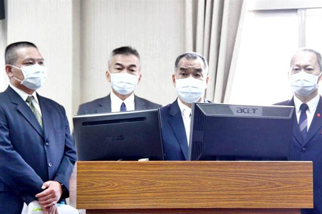 国防部部长邱国正（中）。（图／取自马文君脸书）