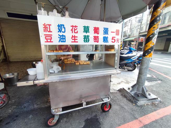 飘香超过62年的小蛋糕摊，一个只要5元，还有多种口味可选。(吴建辉摄)