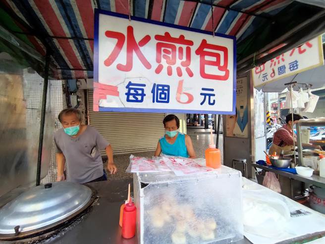 第一市场的6元水煎包，业者江大哥说，他从4个10元开始卖，42年过去现在一个6元，什么都涨价只有薪水没涨，他薄利多销不涨价。(吴建辉摄)