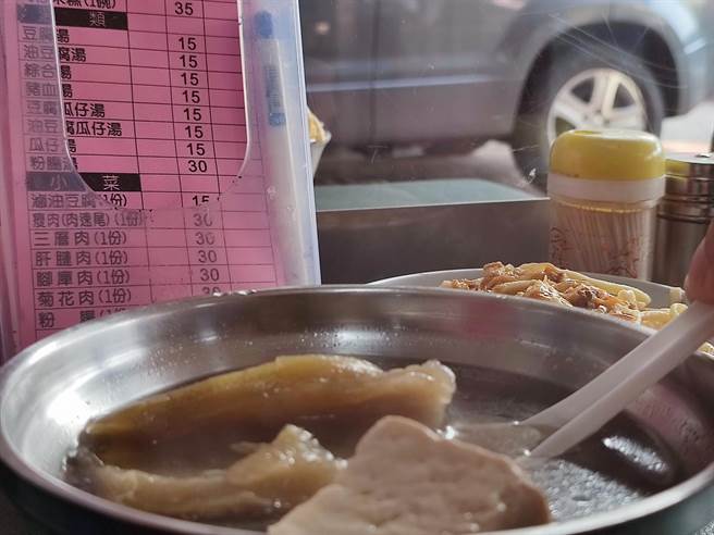 惠来街上只要15元的猪血汤，也是员林人必吃的传统早点。(吴建辉摄)