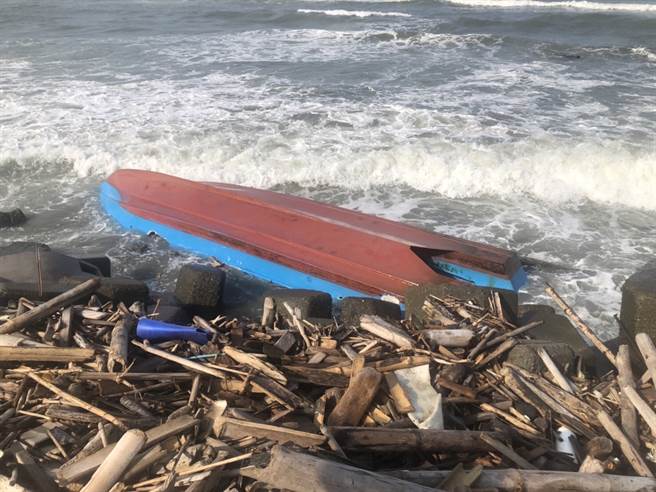 台南夜钓白带鱼舢舨翻覆3人落海，1人游上岸2失踪，翻覆的舢舨遭浪打上岸。(
海巡署提供)