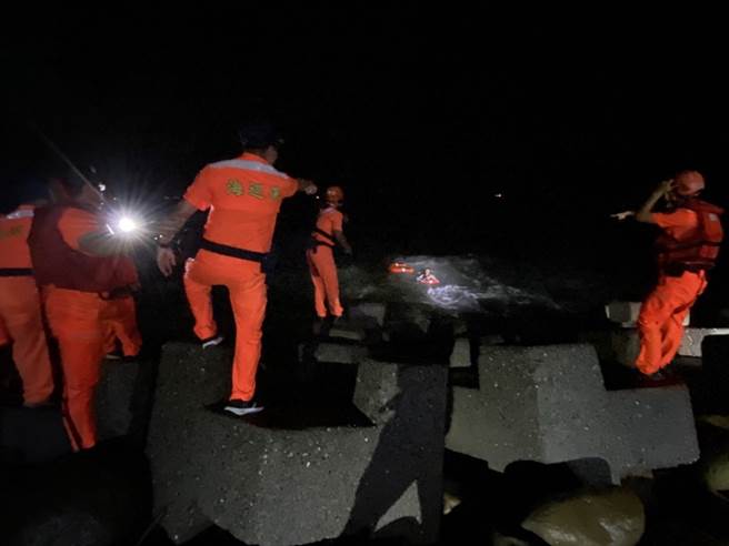 台南夜钓白带鱼舢舨翻覆3人落海，海巡人员与搜救队彻夜搜索，其中1人获救2失踪。(海巡署提供)