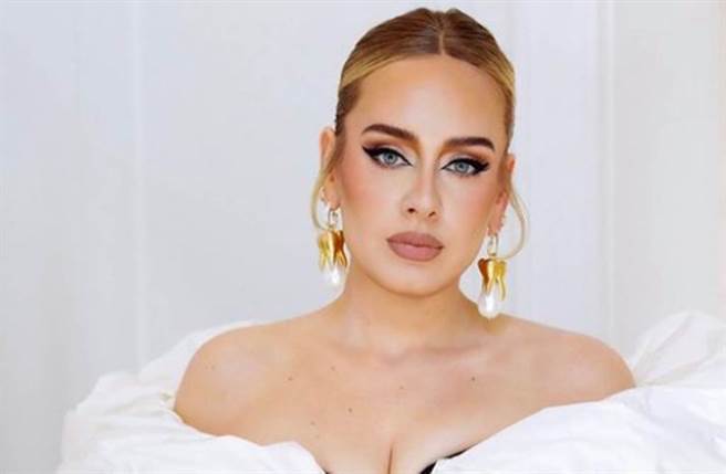 爱黛儿成功减重45公斤，体态更显轻盈。（图／adele IG）