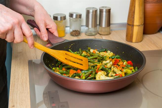 一名女子反覆加热隔夜菜食用，长期下来竟因营养不良引发贫血，最后全身无力晕倒送医。（图／Shutterstock）