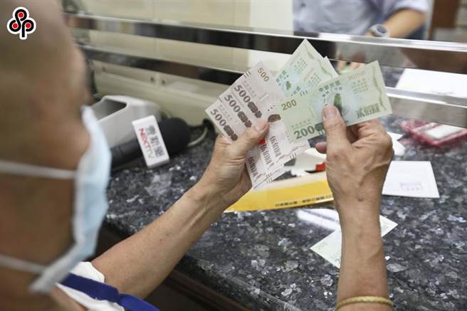 12日是邮局发放纸本券首日，当天约有48万人登记领券，现面临颱风搅局。（本报资料照）