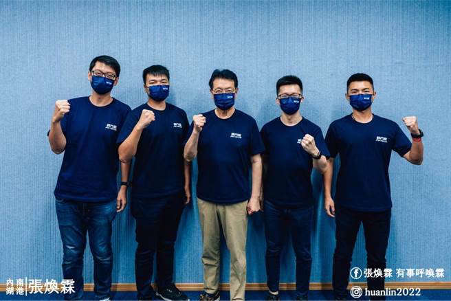 中廣董事長趙少康4位「戰鬥藍青年」合影。（圖／取自張煥霖臉書）