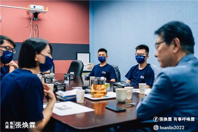 中廣董事長趙少康、台北市議員王鴻薇與4位「戰鬥藍青年」交流。（圖／取自張煥霖臉書）