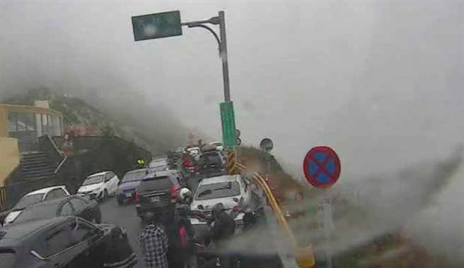 雙十連假首日，合歡山湧入大批遊客。（圖／翻攝自即時影像監視器）