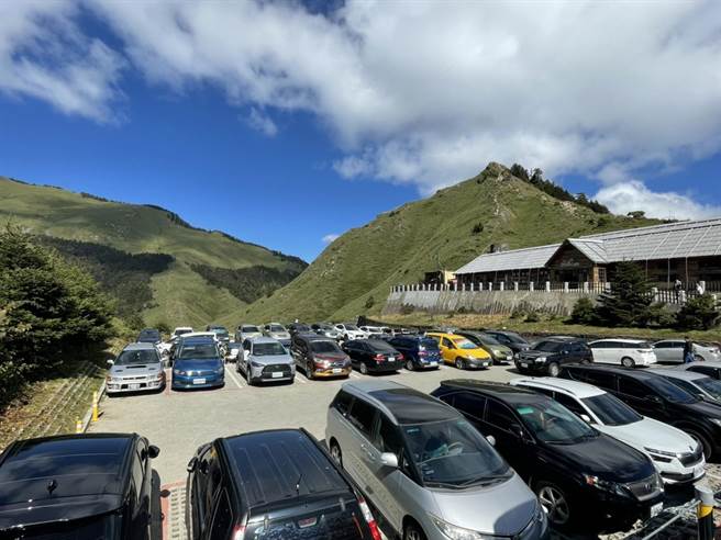 南投合欢山停车场上午即出现爆满。（民眾提供／卢金足南投传真）