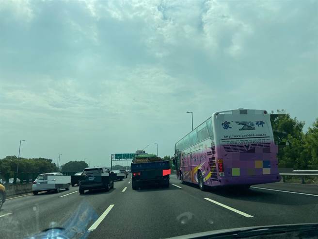 国三往南投路段一早出现塞车潮，部分路段行车速度缓慢。（卢金足摄）