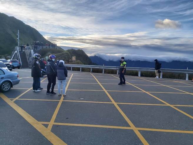 南投警方维持交通秩序。（民眾提供／卢金足南投传真）