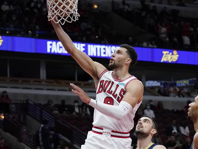 拉文輕鬆上籃取分，鵜鶘球員完全跟不上。(美聯社)