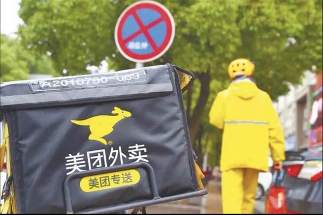 上海街头的美团外卖送货员。（中新社）