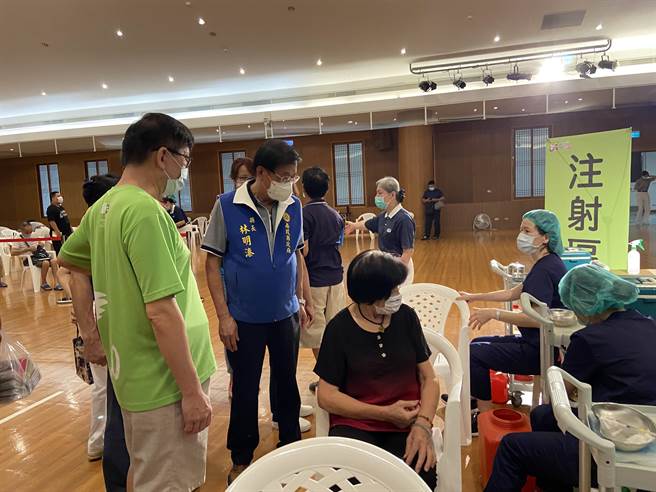 南投縣長林明溱9日到設在慈濟南投連絡處接種站視察，感謝默默奉獻在接種站協助接種工作，用愛心支持到底的協力夥伴。（盧金足攝）