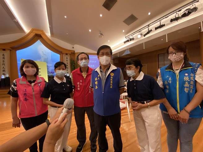 南投縣長林明溱強調，抱著多幫民眾接種一劑疫苗就是多保護一個人理念，推動「人人有疫苗，防疫護家園 」。（盧金足攝）