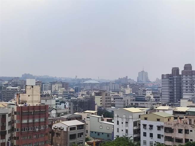 今天是連假第一天，但彰化受到環風場影響，偏東風，西部沿海地區位於背風側，清晨及夜間受到PM2.5影響，導致臭氧濃度上升，彰化地區出現橘色提醒、二林更是出現紅色警示。（吳建輝攝）