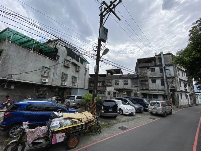 新店区光华街5巷及碧安街口旁一处三角空地，再度完成公有土地活化，规画停车空间改善当地违停乱象；图为改善前。（工务局提供）