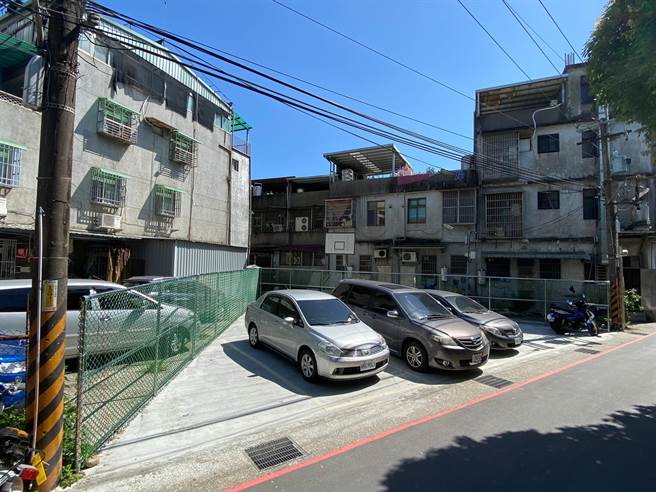 新店区光华街5巷及碧安街口旁一处三角空地，再度完成公有土地活化，规画停车空间改善当地违停乱象；图为改善后。（工务局提供）