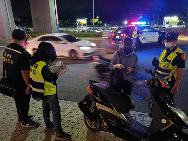 淡水警分局于8日晚间规画执行扩大临检及路检勤务。（淡水警分局提供）