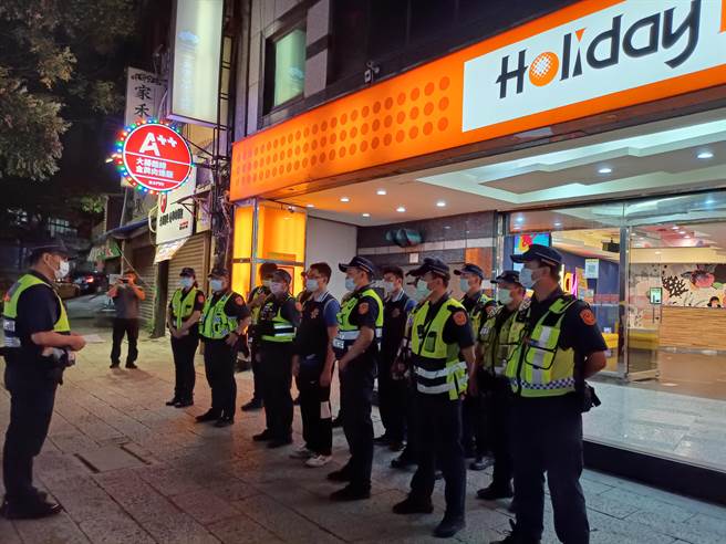 淡水警分局于8日晚间规画执行扩大临检及路检勤务。（淡水警分局提供）