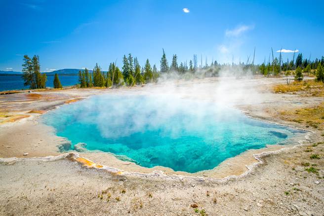 美国一名女子为了拯救爱犬，竟跳入滚烫的热泉中，导致全身大面积烧烫伤，手掌也因此被溶解。(示意图/达志影像)
