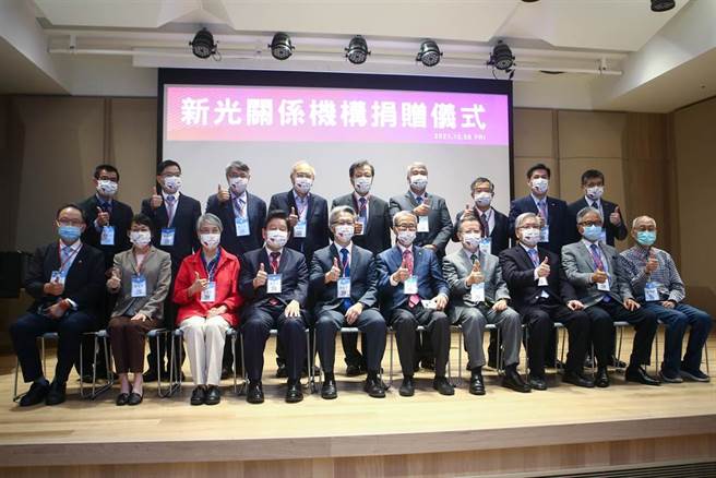 面對人工智慧快速發展的衝擊，新壽公寓大廈管理維護公司宣布捐贈台灣人工智慧學校一千萬元，協助培育國內AI人才，創造全新的思維與行動，一起改變台灣未來競爭力，同時，也將加速推動企業數位轉型，積極打造下一波產業競爭力。新光金創辦人吳東進（右5）、新光金控董事長許澎（右4）、中研院院長廖俊智（左5）等人，8日一起出席捐贈儀式，並合影留念。（鄧博仁攝）
