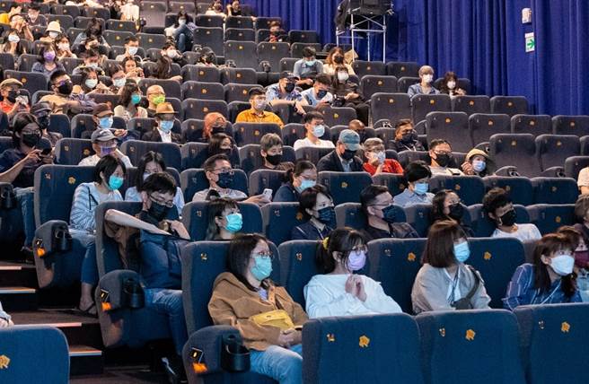 昨（8）日，開幕片《我的陽光之地》映後座談，影迷認真欣賞導演跨洋分享創作花絮的影片介紹。(圖/台中市影視發展基金會提供)