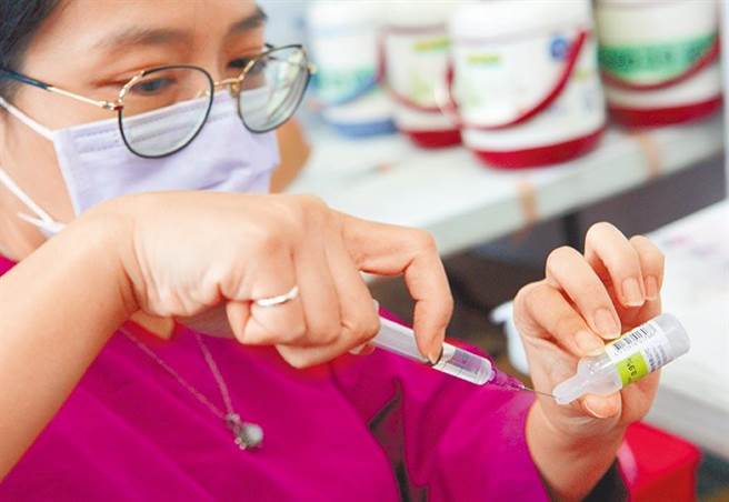 台灣高鐵公司42名員工日前特地南下高雄，有醫療人員爆料是衛生局同意施打，但衛生局駁斥並強調當天就已指正錯誤。高雄市立聯合醫院內部8日也做出懲處，記醫療副院長申誡一次，院長自請處分。（本報資料照片，非當事人／袁庭堯高傳真）