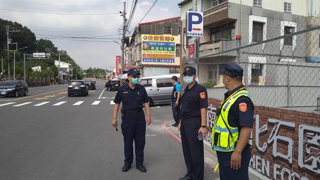 新化分局長蘇政敏(中)今日一早即前往視察國慶連假交通疏導執行情形。(新化分局提供／曹婷婷台南傳真)