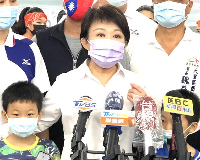 台中市大里国民暨儿童运动中心今日正式启用，市长卢秀燕（中）现场邀大家作伙来运动。（张妍溱摄）