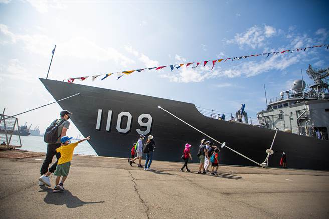 海军张骞、武昌军舰停泊高雄新滨码头，9、10日开放民眾参观。（袁庭尧摄）