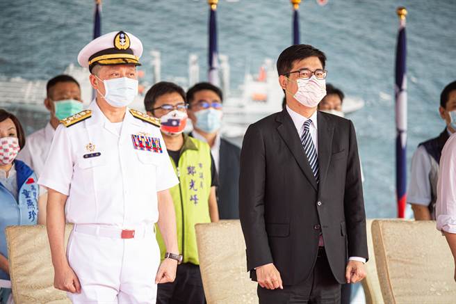 高雄市长陈其迈（右）表示，最近共军出入频繁，盼藉由登舰参访，奠定全民国防。（袁庭尧摄）