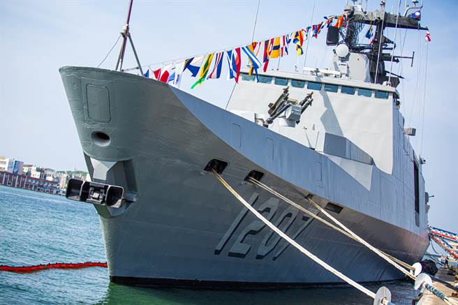 海军张骞、武昌军舰停泊高雄新滨码头，9、10日开放民眾参观。（袁庭尧摄）