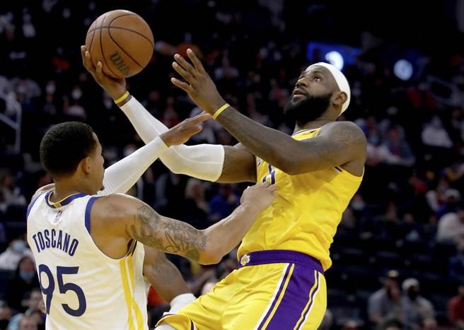 詹姆斯强势进攻禁区遭到对方阻挡。(美联社)