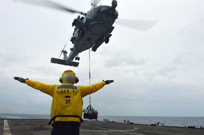 美国国务院今天宣布，政府已决定出售12架攻击直升机和一架电子作战飞机给澳洲，总价逾10亿美元。(图/DVIDS)